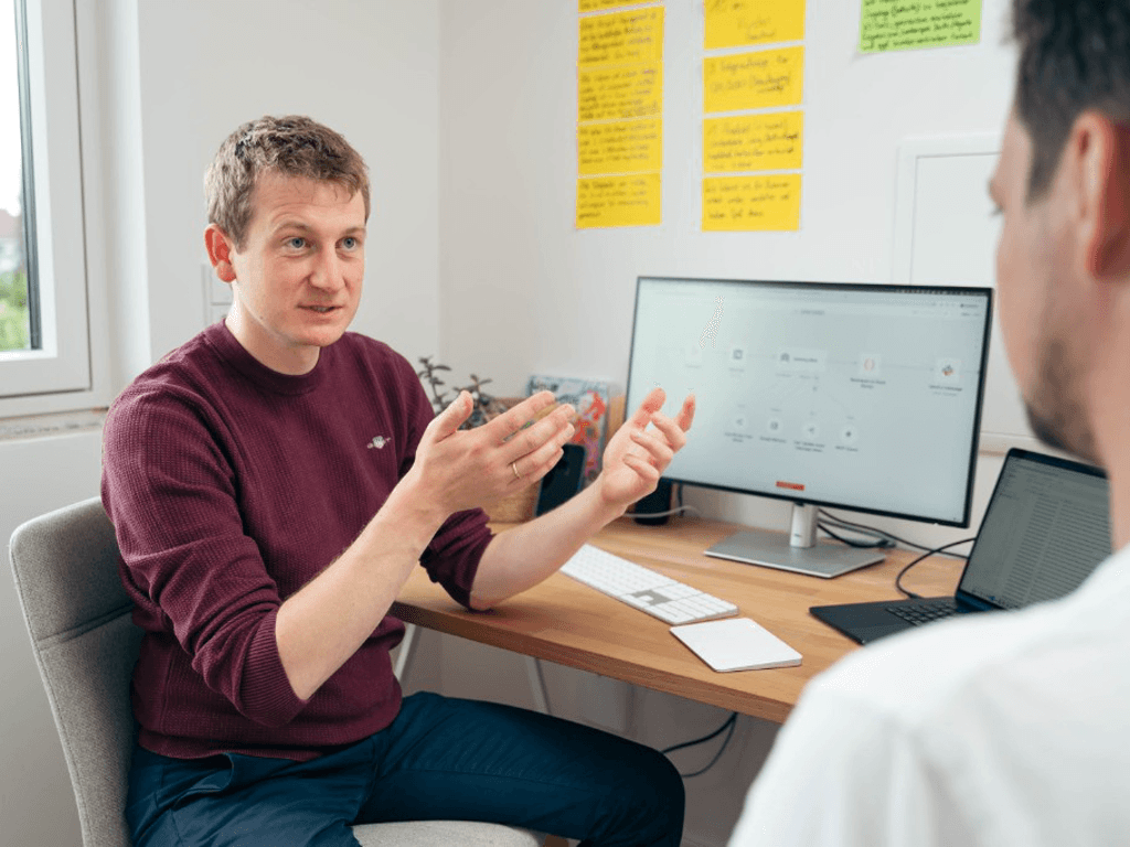 Patrick im Beratungsgespräch am Arbeitsplatz Patrick im Beratungsgespräch am Arbeitsplatz